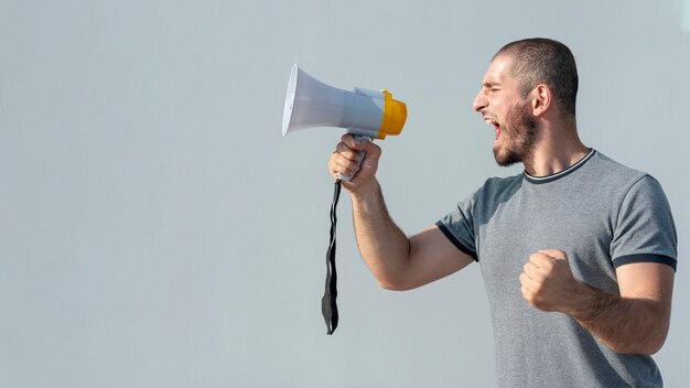 Protestatore di vista frontale con megafono che grida