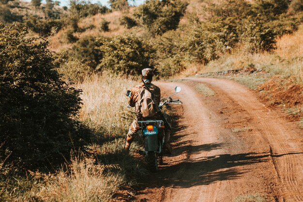 Protezione anti-bracconaggio su una moto, su una strada sterrata