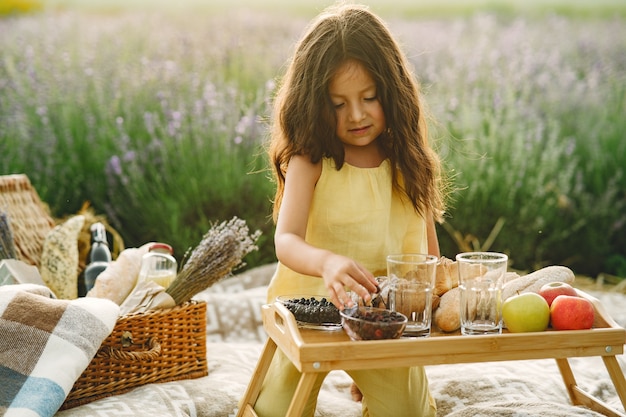 Provenza bambino rilassante nel campo di lavanda. Bambina in un picnic.