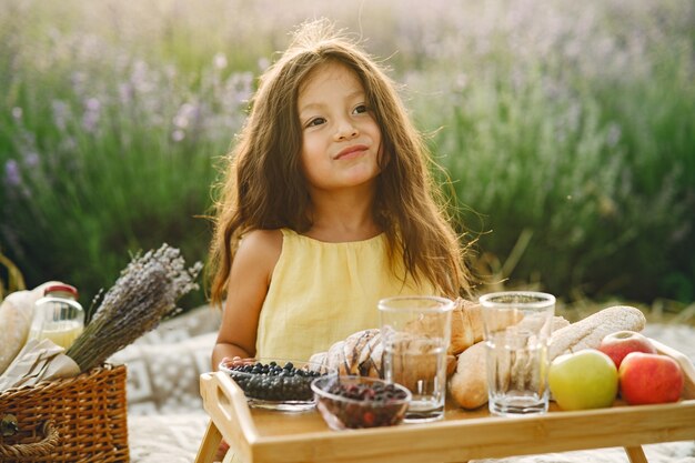 Provenza bambino rilassante nel campo di lavanda. Bambina in un picnic.