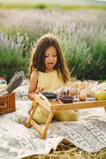 Provenza bambino rilassante nel campo di lavanda. Bambina in un picnic.
