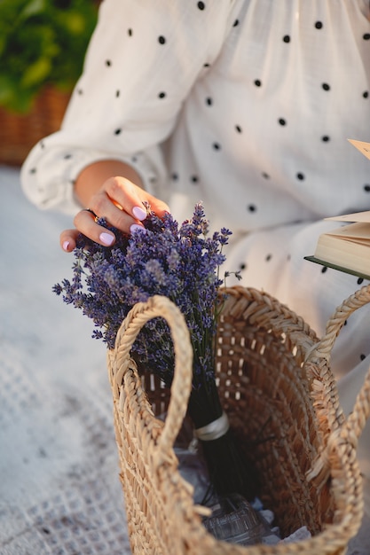 Provenza donna rilassante nel campo di lavanda. Signora in abito bianco.