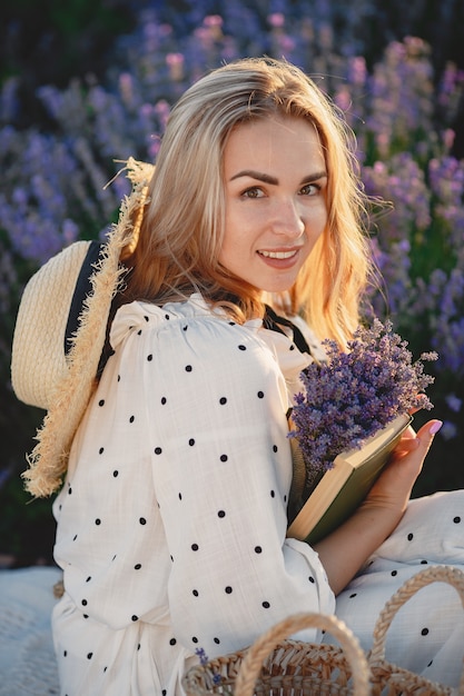 Provenza donna rilassante nel campo di lavanda. Signora in abito bianco.