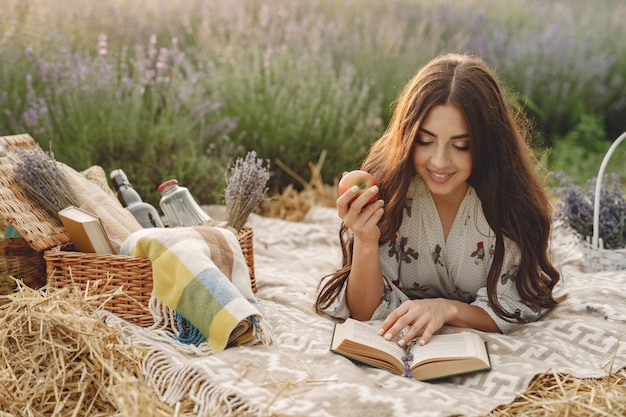 Provenza donna rilassante nel campo di lavanda. Signora in un picnic.