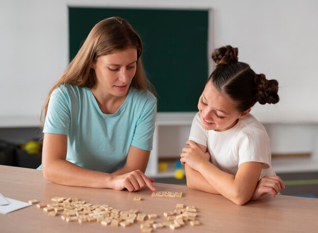 Psicologo che aiuta una bambina nella logopedia