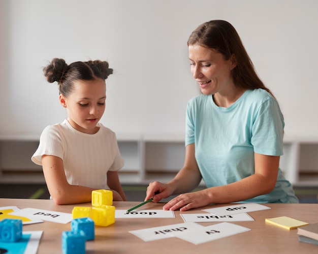 Psicologo che aiuta una bambina nella logopedia