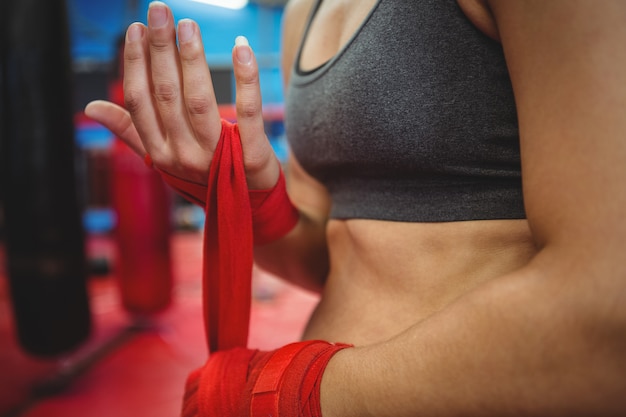 Pugile femminile che indossa la cinghia rossa sul polso