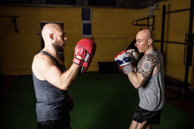 Pugili che praticano la boxe nello studio fitness