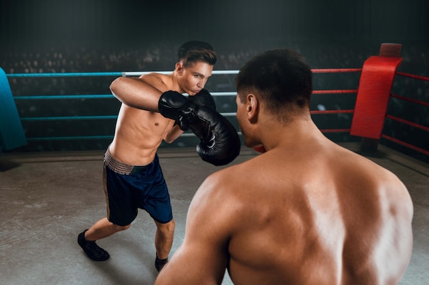 Pugili uomo che combatte sul ring