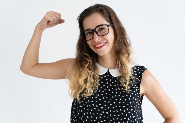 Pugno di pompaggio della giovane bella donna allegra, celebrante risultato