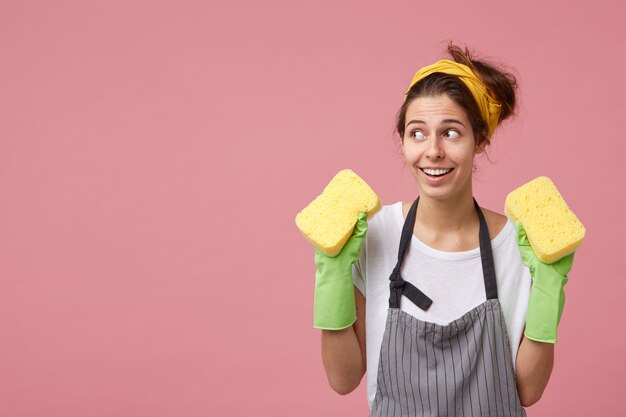 Pulizie, pulizie, igiene, pulizie e persone. Ragazza emozionante felice che riordina, in piedi isolato