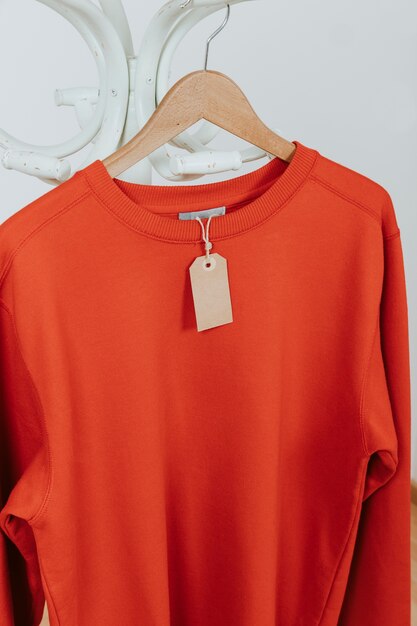 Pullover rosso con tag