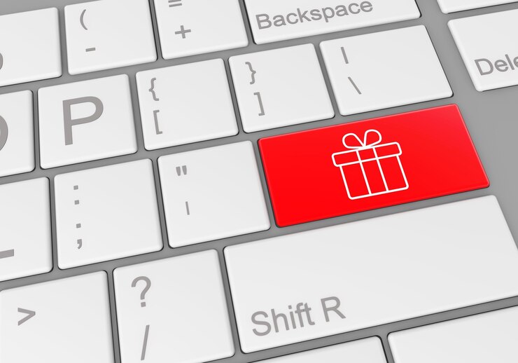 Foto gratuito pulsante speciale con una confezione regalo sulla tastiera di un laptop