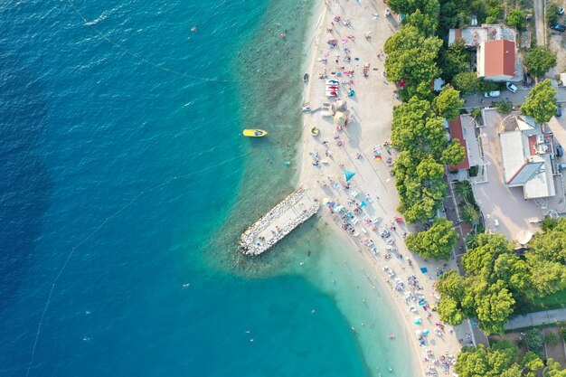 Puntelli con la costruzione della st di giorno a Makarska, Croazia