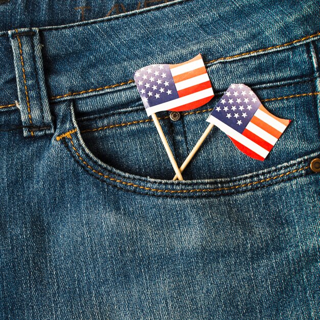 Puntelli di bandiera americana usa nella tasca dei jeans