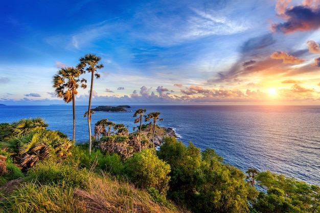 Punto di vista del capo di Promthep al tramonto a Phuket, Tailandia.