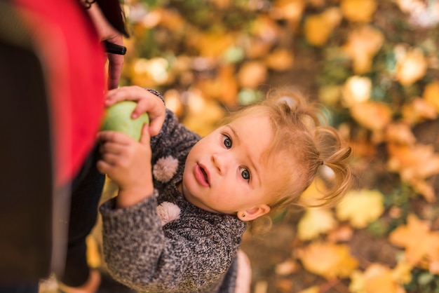 Punto di vista dell&#39;angolo alto della palla sveglia della tenuta della bambina