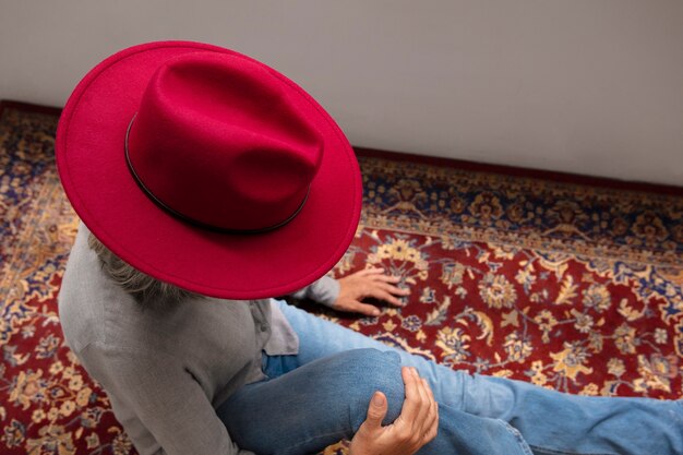 Punto di vista della donna che indossa il cappello fedora alla moda