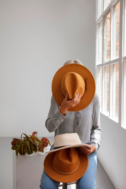 Punto di vista della donna che indossa il cappello fedora alla moda