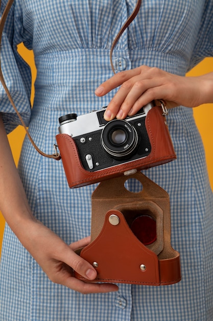 Punto di vista della donna che utilizza la macchina fotografica professionale