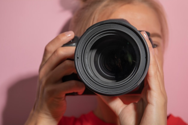 Punto di vista della donna che utilizza la macchina fotografica professionale