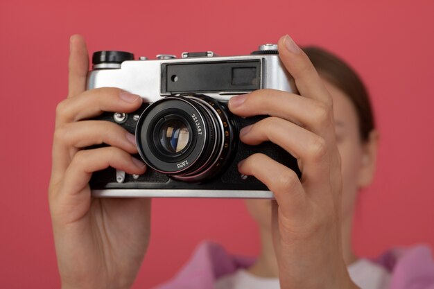 Punto di vista della donna che utilizza la macchina fotografica professionale