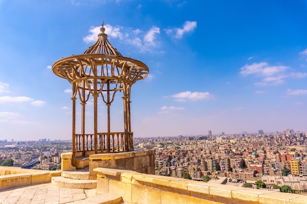 Punto di vista della moschea di alabastro sotto un cielo blu al Cairo, Egitto