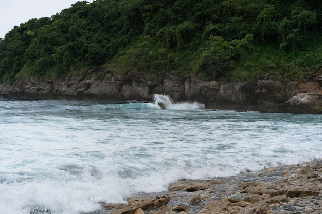 Punto di vista della spiaggia di Atuh a Nusa Penida, Indonesia