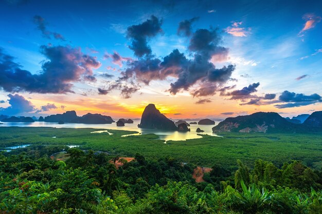 Punto di vista di Samet Nangshe all'alba a Phang nga, Tailandia.