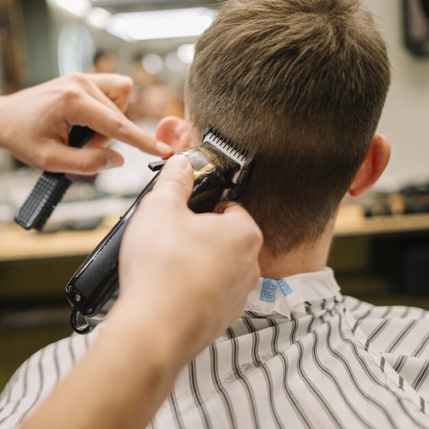 Punto di vista posteriore dell'uomo che ottiene un taglio di capelli