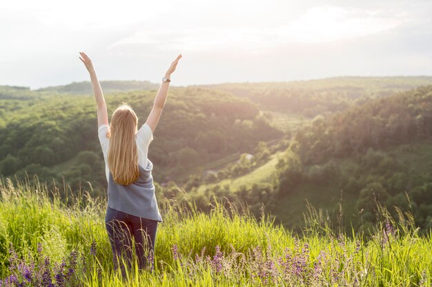 Punto di vista posteriore della donna che gode della natura