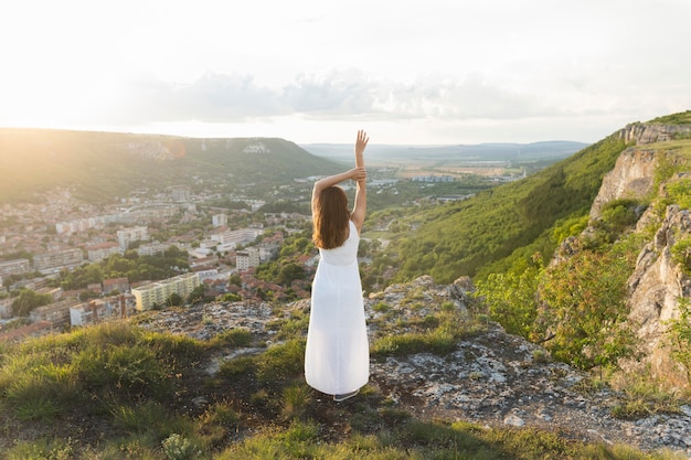 Punto di vista posteriore della donna che posa in natura