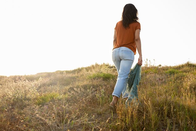 Punto di vista posteriore della donna in natura all'aperto