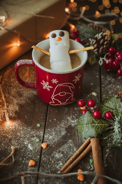 Pupazzo di neve nella tazza di caffè