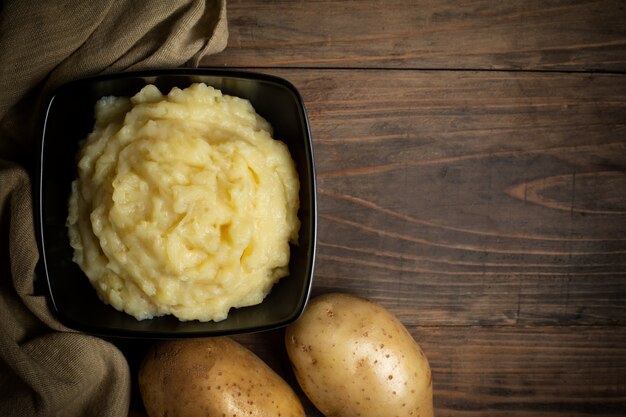 Purè di patate nella ciotola sul tavolo di legno bianco