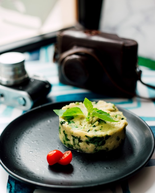 Purè riempito con erbe e pomodori