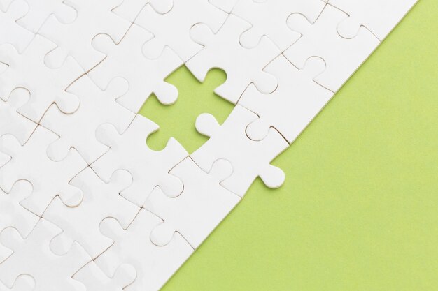 Puzzle bianco con un pezzo mancante