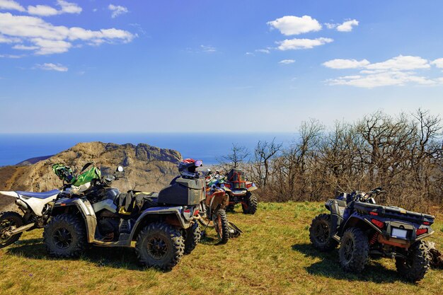 Quad atv auto fuoristrada parcheggiate su strada di montagna