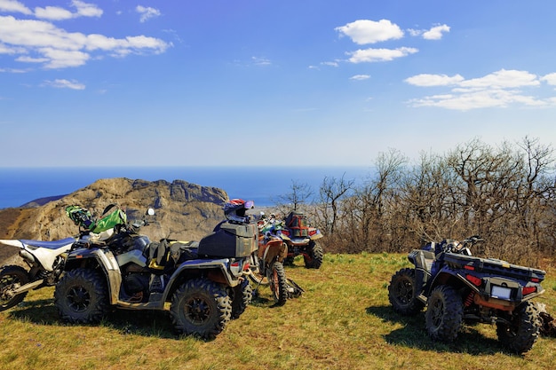 Quad atv auto fuoristrada parcheggiate su strada di montagna