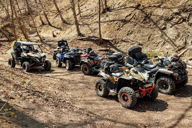 Quad atv auto fuoristrada parcheggiate su strada di montagna