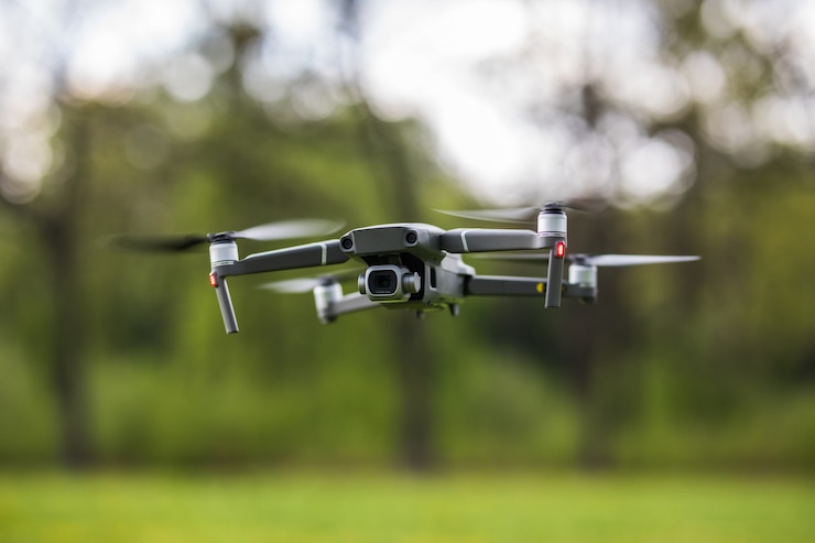 Foto gratuito quadcopter che vola nel parco