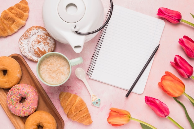 Quaderno con cornice con dolce pausa caffè e tulipani