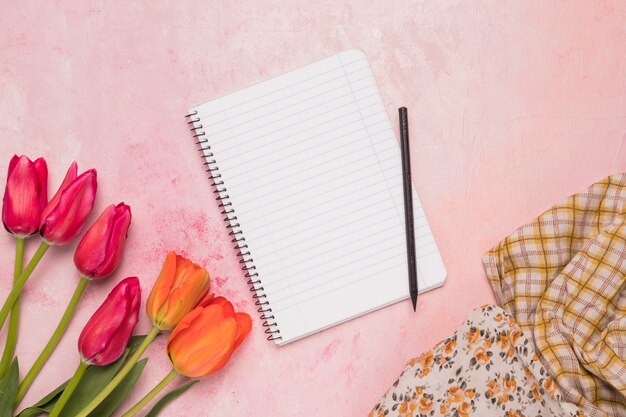 Quaderno con cornice con tulipani e scialli
