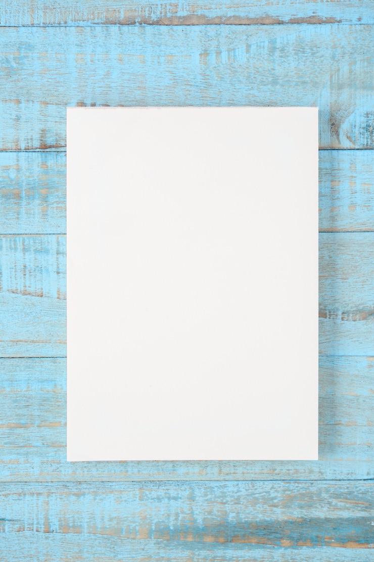 Foto gratuito quaderno su tavolo di legno blu