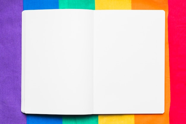 Quaderno vuoto su sfondo arcobaleno