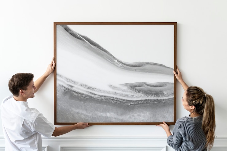 Foto gratuito quadro astratto appeso da una coppia