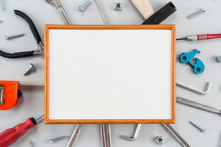 Foto gratuito quadro vuoto con diversi strumenti sul tavolo