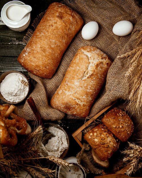 Qualche pagnotta di pane bianco