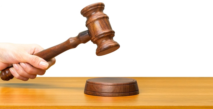 Foto gratuito qualcuno tiene in mano il martelletto della legge in legno