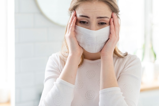 Quarantena di attività quotidiane e donna con maschera